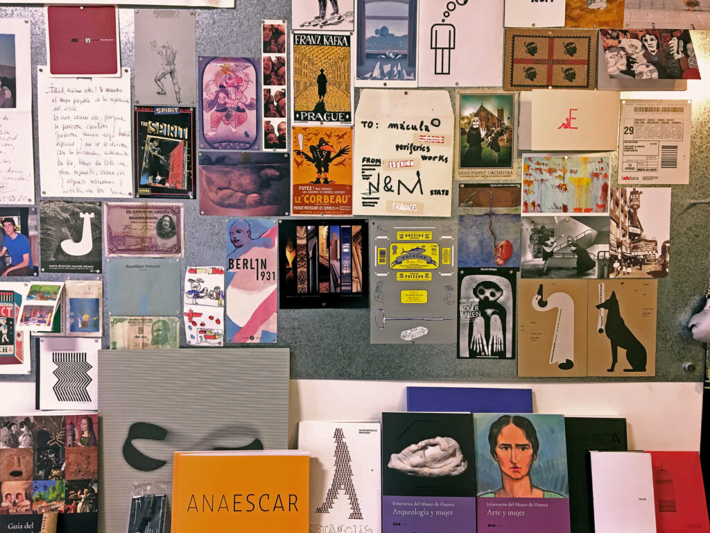 Mosaico de imágenes en el panel de mi estudio
